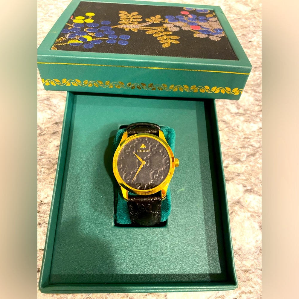 Men’s Gucci black leather watch from the G-Timeless collection 38 mm